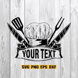 Może przedstawiać: Czarno-biała ilustracja czapki szefa kuchni z łopatką, nożem i widelcem skrzyżowanymi z tyłu. Baner poniżej głosi "YOUR TEXT" z tekstem "SVG PNG EPS DXF" pod banerem.