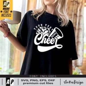 Peut inclure: Un t-shirt noir avec un motif blanc de pompon de pom-pom et de m&eacute;gaphone de cheerleader avec le texte "Your Text Name Cheer".