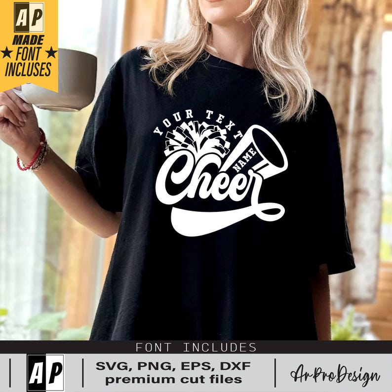 Peut inclure: Un t-shirt noir avec un motif blanc de pompon de pom-pom et de m&eacute;gaphone de cheerleader avec le texte "Your Text Name Cheer".