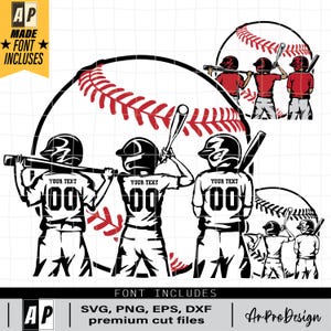 Può includere: Tre giocatori di baseball con maglie che recano il testo "YOUR TEXT" e il numero "00" stanno davanti a una grande palla da baseball. I giocatori tengono in mano mazze da baseball. L'immagine include il testo "FONT INCLUDES", "SVG, PNG, EPS, DXF", "premium cut files", "AP" e "Ar ProDesign".