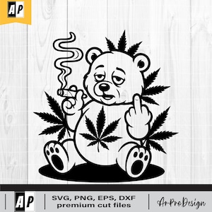 Può includere: Grafica in bianco e nero di un orsacchiotto che fuma una sigaretta e fa il dito medio. L'orso è circondato da foglie di cannabis. L'immagine include il testo "SVG, PNG, EPS, DXF premium cut files" e il logo "AP".