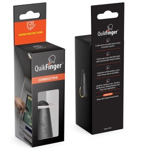 Könnte beinhalten: Zwei schwarze Boxen mit einem weißen Etikett, auf dem "QuikFinger" steht, und einem Schwarzweißbild eines Fingerspitzen, der einen Bildschirm berührt. Die Box auf der linken Seite hat ein transparentes Plastikfenster, in dem ein schwarzes Fingerspitzenwerkzeug zu sehen ist. Die Box auf der rechten Seite enthält Text, der die Eigenschaften und Verwendungszwecke des Produkts beschreibt.