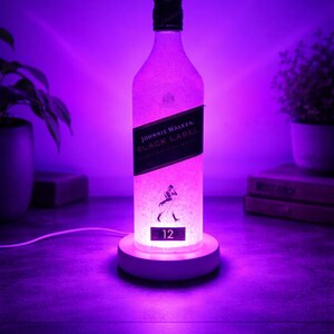 Johnny Walker Black Label Bottle Lamp, Color Changing LED Bar Light with Remote imagem 2