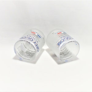 K&ouml;nnte beinhalten: Zwei klare Glas-Shotgl&auml;ser mit der Aufschrift "GREY GOOSE VODKA" auf der Seite. Die Gl&auml;ser sind leer und stehen auf einer wei&szlig;en Oberfl&auml;che.