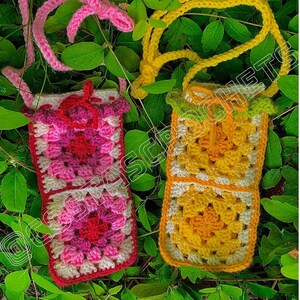 Puede incluir: Dos bolsas de ganchillo con coloridos patrones cuadrados. La bolsa de la izquierda es rosa, blanca y roja. La bolsa de la derecha es amarilla, blanca y verde. Ambas bolsas tienen una correa de ganchillo.