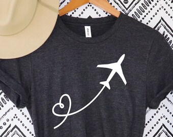飛行機ハートシャツ、飛行機ハートTシャツ、飛行機愛好家シャツ、ラブトラベルシャツ、冒険家ギフト、バケーションシャツ、レディースシャツ、パイロットシャツ