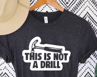 Esta não é uma camisa de broca, camisa de martelo engraçada, camisa de dia dos pais, camisa para o pai, camisa de martelo de faz-tudo, camiseta de carpinteiro de humor, camisa de pai engraçada