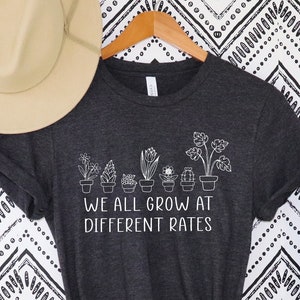 Wir alle wachsen zu unterschiedlichen Raten Lehrer Shirt Spezialpädagogik Lehrer Tees Shirt Geschenk für Lehrer Kindergarten Grundschule, Lehrer T-Shirt