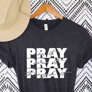 Orar sobre ella camisa, orar sobre ella camisa, regalos cristianos para las mujeres, camisa religiosa, camisa cristiana, camisa del versículo bíblico, camisa de poder en la oración