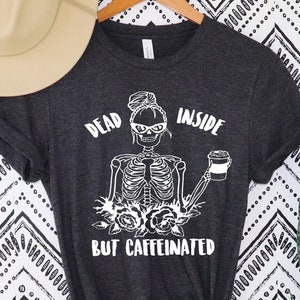 Mort à l&#39;intérieur mais caféiné, chemise squelette de café, chemise morte à l&#39;intérieur, chemise de café drôle, chemise de maman squelette de café drôle, t-shirt mort à l&#39;intérieur