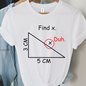 Pode incluir: Camiseta branca com um gráfico de matemática engraçado. O gráfico inclui um triângulo retângulo com lados de 3 cm e 5 cm, e o texto "Find x." Um círculo vermelho destaca o "x" com a palavra "Duh."