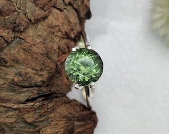 Anel exclusivo em prata de lei 925 com rutilo peidot verde facetado em formato redondo, feito à mão com design simples de garras, joia marcante, presente para ela.