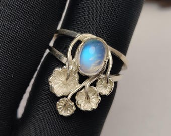 Anel em Prata de Lei com Pedra da Lua Arco-Íris, Gema Oval Cabochão Azul Natural com Padrão de Flor - Joia Marcante