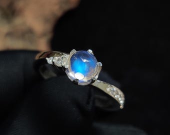 Anel de Zircônia com Pedra da Lua Azul Brilhante em Formato Redondo, Prata de Lei 925, Anel de Designer com Pedra da Lua Arco-Íris em Formato Cabochão, Presente Ideal para Ela