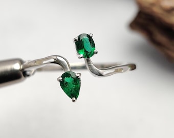 Anel de Esmeralda Verde Natural, Joia em Prata de Lei 925 com Esmeralda Facetada, Anel de Noivado com Esmeralda em Formato de Pera e Oval com Cravação em Garras, Presente Ideal para Ela