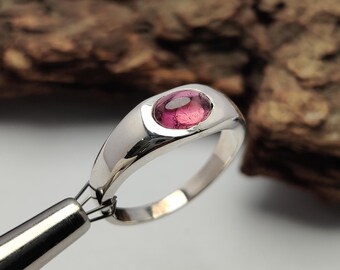 Anel com cabochão de turmalina rosa, anel em prata de lei 925, anel simples com gema oval, joia de prata para uso diário, presente para ela.