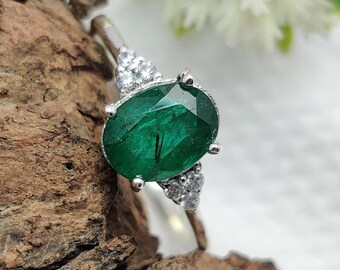 Anel com Esmeralda Verde de Corte Oval, Prata de Lei 925 com Zircônia Facetada, Anel de Noivado com Cravação Simples em Garras, Presente Ideal para Ela