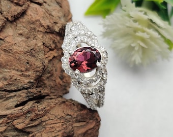 Lindo anel com turmalina rosa, corte oval facetado, em prata de lei, ideal para presente de aniversário, com aro de zircônia cúbica.
