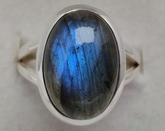 Anel de Labradorita Natural, Anel de Labradorita Azul com Brilho em Prata de Lei 925, Joia com Gema de Labradorita Oval de Alta Qualidade para Ela