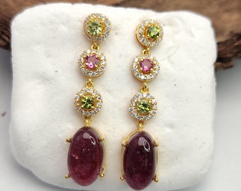 Brincos de prata banhados a ouro com turmalina multicolorida natural e zircônia. Joias de noivado em prata.