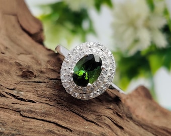 Anel vintage com turmalina verde de corte oval em prata de lei 925. Gema de turmalina natural com zircônia. Anel marcante, presente de aniversário.