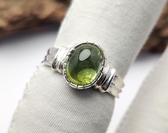 Anel de prata de lei 925 com gema de turmalina verde natural em cabochão, aliança de casamento com design exclusivo, presente para ela.
