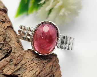Anel de turmalina em prata de lei, anel de noivado com cabochão oval, joia com gema rosa natural, anel de design exclusivo, presente para ela.