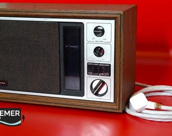 Amplificador de guitarra de rádio dos anos 1970: amplificador vintage reciclado com cabo de 3 pinos