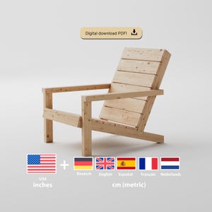 Puede incluir: Una silla Adirondack de madera de color claro con respaldo de listones y reposabrazos. La silla está hecha de madera sin terminar y tiene un diseño simple y rústico. La imagen incluye el texto "Digital download PDF!" y "cm (métrico)".