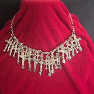 Collar de crucifijo gótico