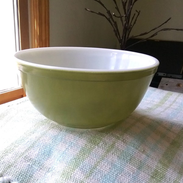 Pyrex Verde/Avocado Green Mixing/Nesting Bowl Vintage, Retro Kitchen, Groovy