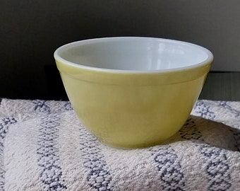 Vintage Pyrex Primary Color Yellow Small Nesting Mixing Bowl 1.5 Pint Size 401, Grandma's Pyrex