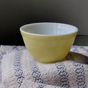 Vintage Pyrex Primary Color Yellow Small Nesting Mixing Bowl 1.5 Pint Size 401, Grandma&#39;s Pyrex
