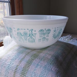 Pyrex Amish Butterprint Mixing/Nesting Bowl 2 1/2 Qt. #403
