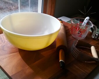 Pyrex Primary Yellow Mixing Bowl 4 Qt. Vintage, Great Grandma's Pyrex