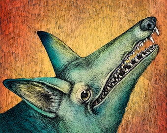 Puede incluir: Una ilustración detallada de un lobo azul y verde con dientes afilados y un ojo amarillo, sobre un fondo texturizado naranja y amarillo.