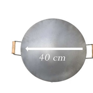 Puede incluir: Una sart&eacute;n grande, redonda y de color plateado con dos asas de madera. La sart&eacute;n tiene un di&aacute;metro de 40 cm.