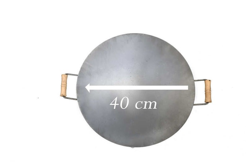Puede incluir: Una sart&eacute;n grande, redonda y de color plateado con dos asas de madera. La sart&eacute;n tiene un di&aacute;metro de 40 cm.
