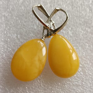 Bright drop earrings of natural amber