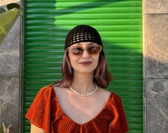 Gorro de malla negro de crochet estilo bohemio de inspiración vintage, gorro de crochet con forma de calavera para festivales de verano, un elegante accesorio para la cabeza.