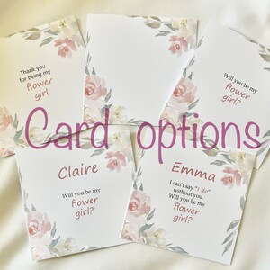 Puede incluir: Cuatro opciones de tarjetas con dise&ntilde;os florales y texto. El texto en las tarjetas dice: "Gracias por ser mi dama de honor", "&iquest;Quieres ser mi dama de honor?", "Claire &iquest;Quieres ser mi dama de honor?" y "Emma No puedo decir "S&iacute;" sin ti. &iquest;Quieres ser mi dama de honor?"