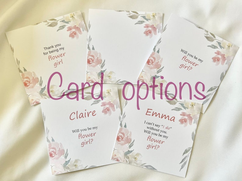 Puede incluir: Cuatro opciones de tarjetas con dise&ntilde;os florales y texto. El texto en las tarjetas dice: "Gracias por ser mi dama de honor", "&iquest;Quieres ser mi dama de honor?", "Claire &iquest;Quieres ser mi dama de honor?" y "Emma No puedo decir "S&iacute;" sin ti. &iquest;Quieres ser mi dama de honor?"