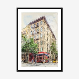 Könnte beinhalten: Ein Aquarellbild eines gelben Backsteingebäudes mit einer roten Markise und einem Café davor. Vor dem Gebäude gehen Menschen auf dem Bürgersteig entlang.