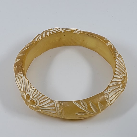 Vintage Carved Honey Colored Lucite Bangle - image 5