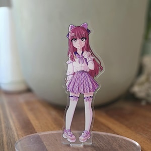 Purple Anime Girl Acrylic Standee – Cute Original Character, Pleated Skirt & Floral Details, Kawaii Desk Decor, Pretty Gift