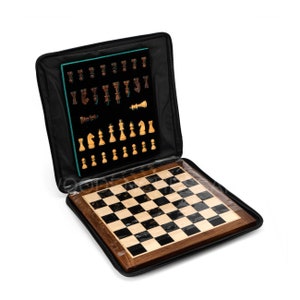 Könnte beinhalten: Ein schwarzes Schachspiel mit einem Holzbrett und schwarzen und weißen Figuren. Das Set wird in einem schwarzen Transportkoffer mit Reißverschluss aufbewahrt.
