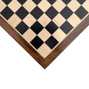 Könnte beinhalten: Nahaufnahme der Ecke eines Schachbretts aus Holz mit einem dunkelbraunen Rand. Das Brett besteht aus hellem Holz mit schwarzen Feldern.