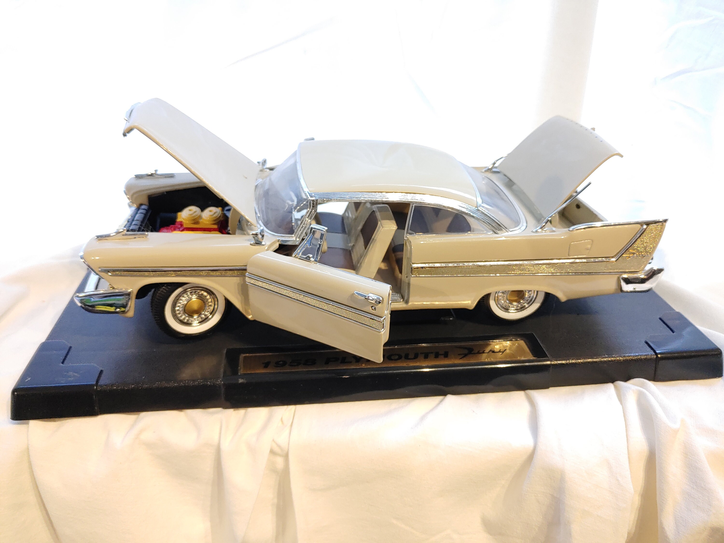 Voiture Miniature Denver Die Cast - Plymouth Fury 1958 Rose - Échelle 1:48 - Neuf
