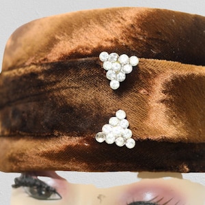 Vintage Ladies Brown Velvet Pillbox style Hat from the 1940&#39;s