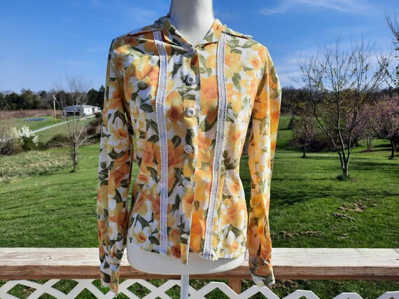 1970s yellow, white, and green floral spring blou… - image 1